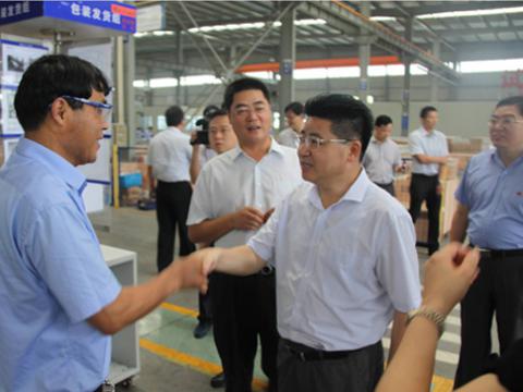 庆祝党的生日 慰问一线党员——市委主要领导莅临威腾母线慰问